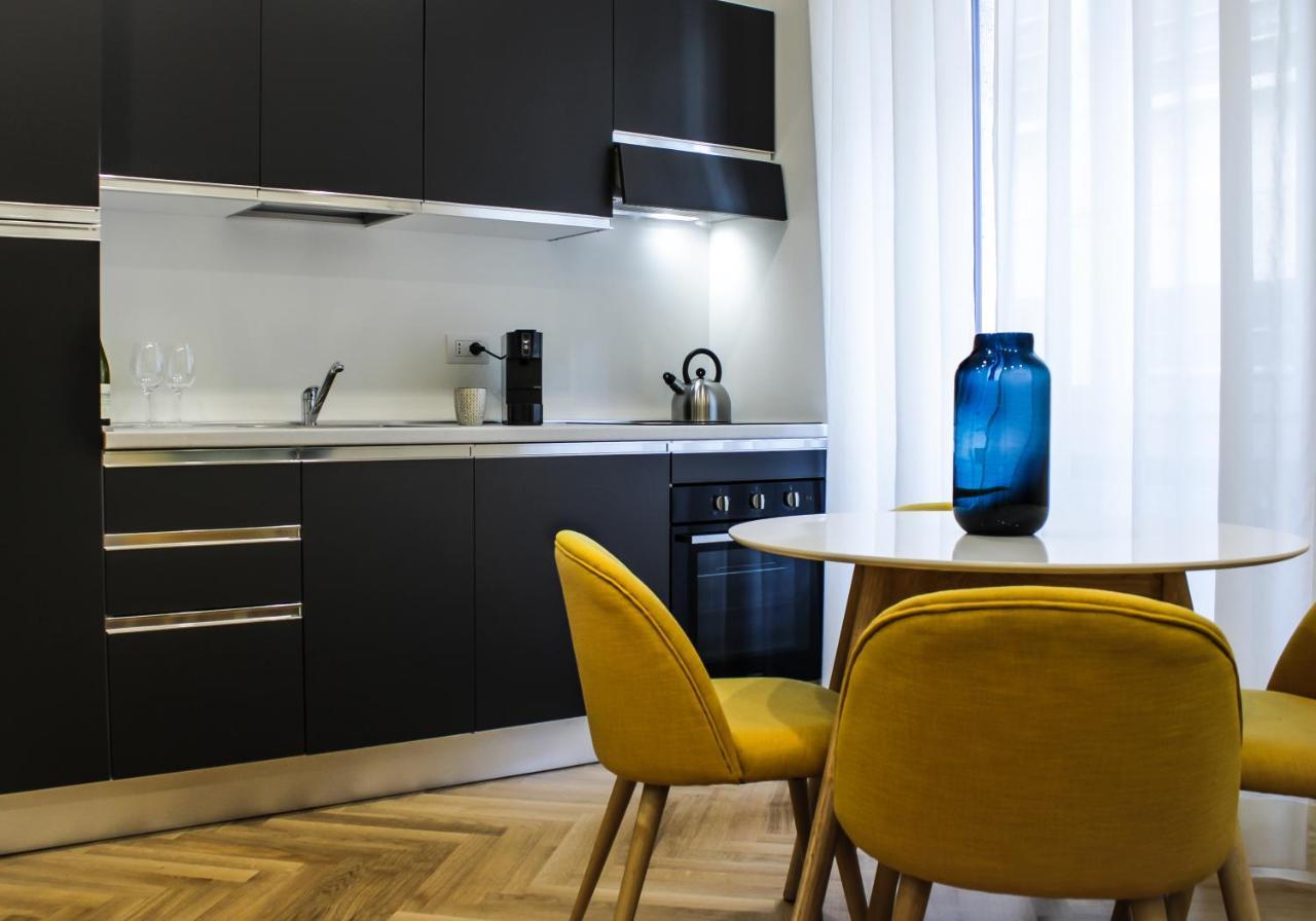 Serendipity Apartments - Duomo Milan Bagian luar foto